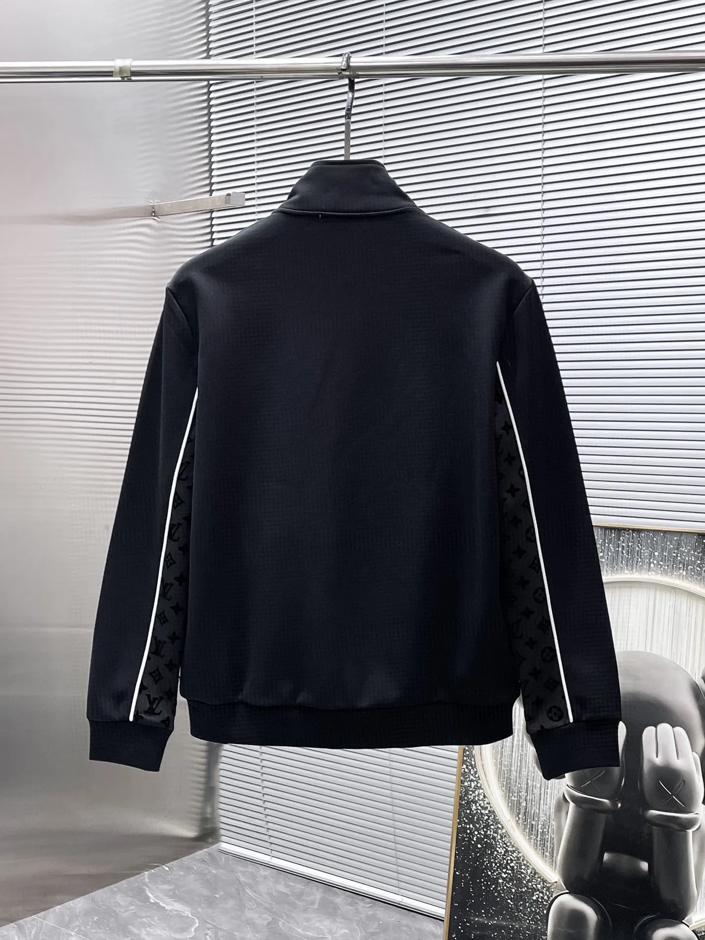 🅿️720 LV hot-selling suit is coming. Focus on the original version of the official website. 2025 new hot-selling cardigan suit. The original order is the best. 🇭🇰The meticulous work of top designers. It has a fitting and perfect upper body effect. All-natural high-quality Tencel Roman cotton 100%, close-fitting comfort, noble and elegant! Original hardware embodies elegance and nobility! Counter size: M-3XL (maximum wear up to 190 pounds)